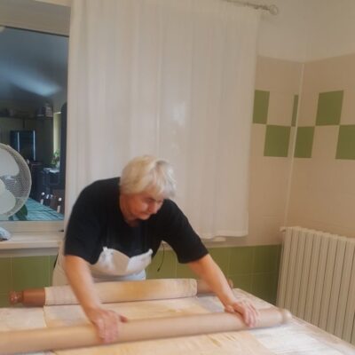 La famosa Gemma con il matterello mentre stende la sfoglia delle tagliatelle