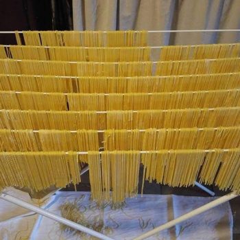 Le tagliatelle "stese" ad asciugare