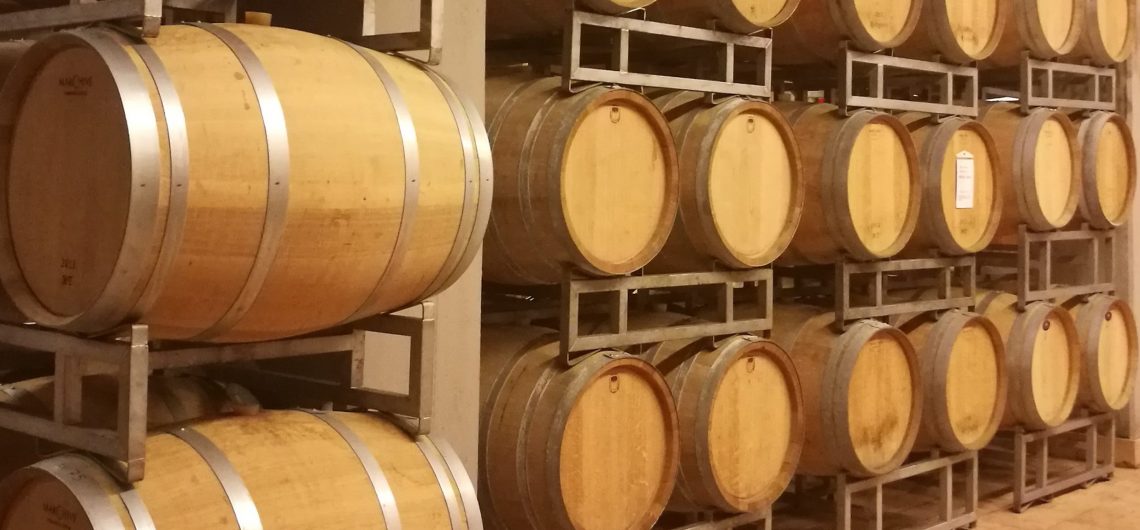 Varie botti in una cantina durante i tour: Visite cantine Langhe