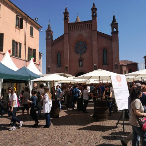 Alba - Manifestazione in Piazza Duomo Il mercato ad ALBA