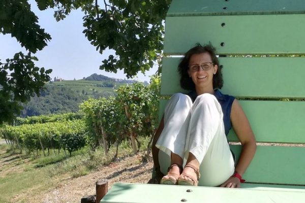 Claudia e le panchine giganti Langhe Claudia di Slowdays ed una delle Panchine giganti Langhe