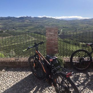 Ebike di fronte alle colline delle Langhe