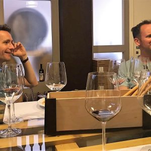 degustazione_guidata_vino_barolo Gruppo di amici appassionati durante una degustazione in cantina