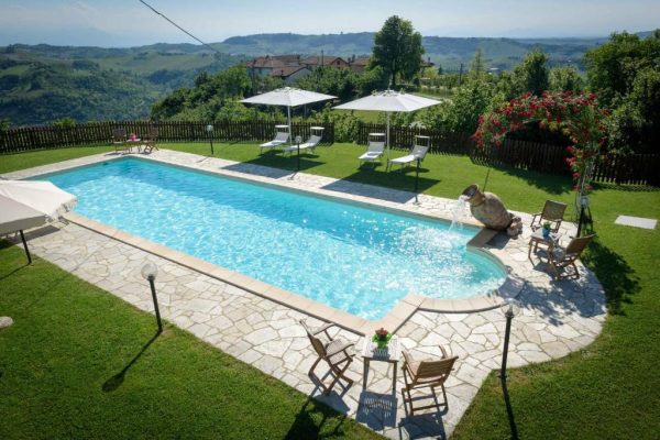 Langhe farmhouse with pool