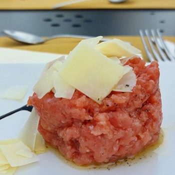 Carne cruda all'albese. Un antipasto tipico