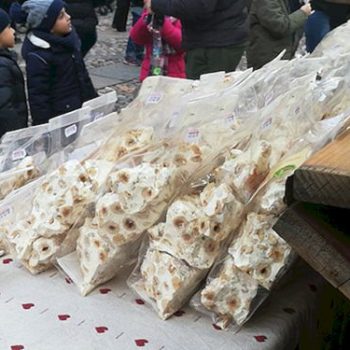 Torrone in vendita durante il mercato e la Fiera del Tartufo