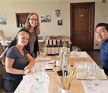 Un gruppo di appassionati di vino, degustando in cantina nelle Langhe