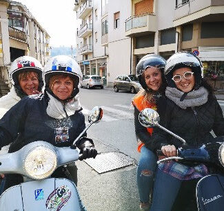 Quattro amiche pronte a partire per il loro tour in Vespa