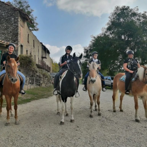 regalo_cavallo_langhe gruppo di amiche pronte per partire per il loro trekking a cavallo