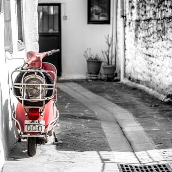 Vespa: un mezzo iconico tutto italiano parcheggiato tra le vie di un paesino