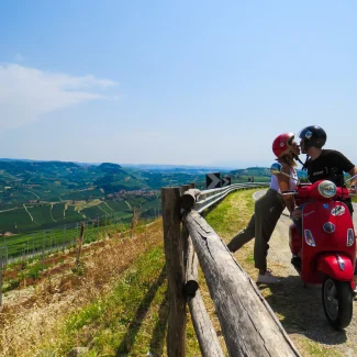 Coppia durante un tour in Vespa slowdays