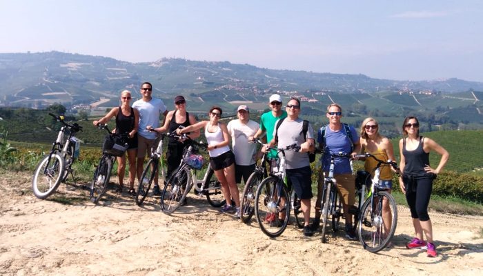 Gruppo di amici durante una caccia al tesoro in bici nelle langhe