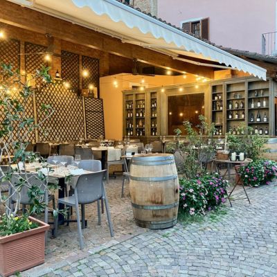 Ingresso della trattoria Buon padre a Barolo