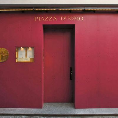 Porta rossa di ingresso al Ristorante stellato Duomo di Alba