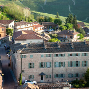 Il-castello-di-Barbaresco-visto-dalla-torre-viscontea