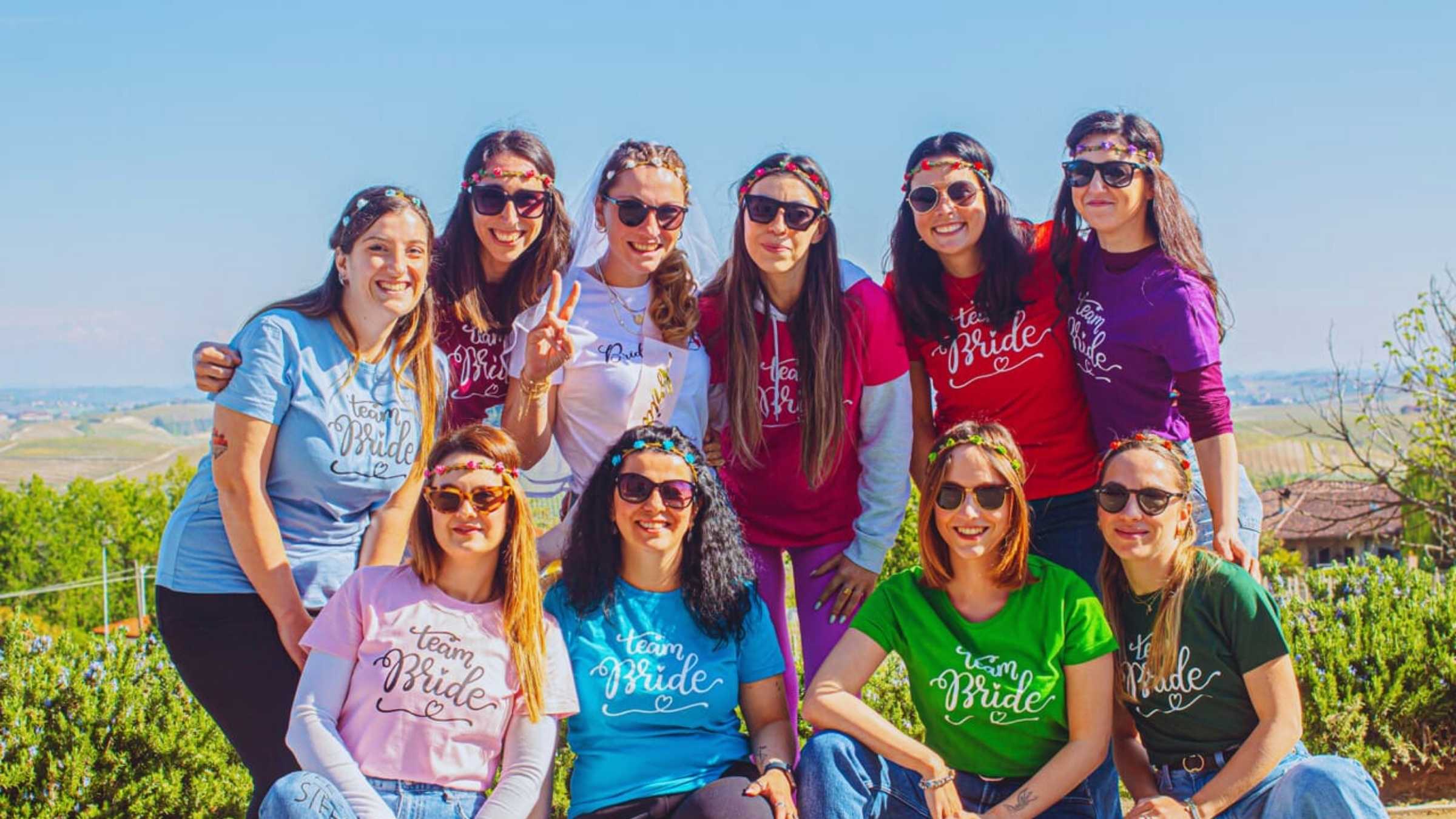 Gruppo Team Bride con vista sulle colline delle Langhe