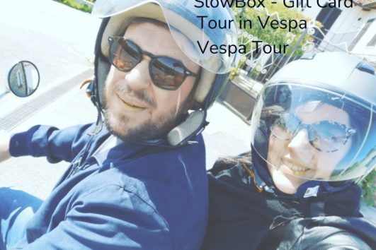 due ragazzi in vespa per un tour nelle Langhe