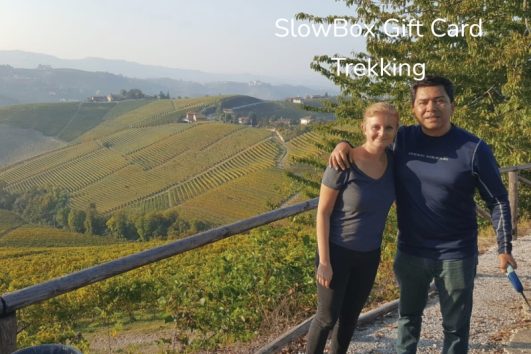 Una coppia a passeggio nelle Langhe