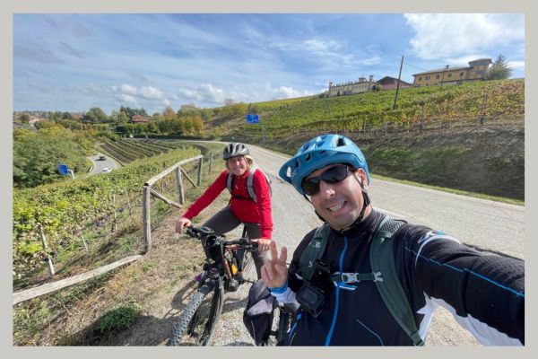 condividere-una giornata-come-regalo-anniversario due ragazzi in e-bike nelle Langhe