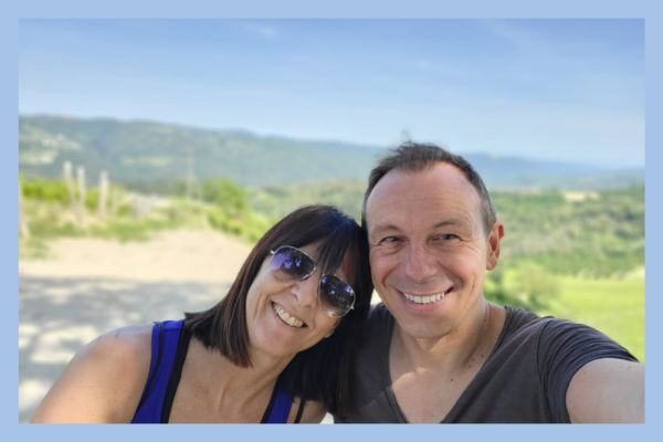 regalo-anniversario-scegliere-con-amore una coppia festeggia nelle Langhe