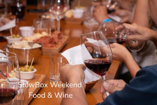 un tavolo imbandito con amici che degustano nelle langhe